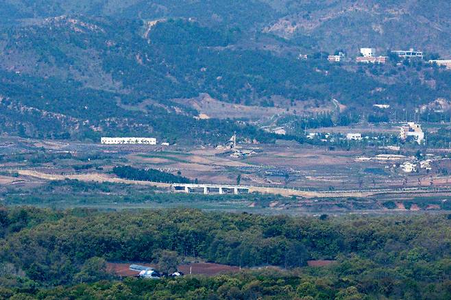 A quiet stretch of the demilitarized zone by the western front is seen from Paju, South Korea, on May 2, showing barriers North Korea installed along the road of the Gyeongui railway line. [YONHAP]