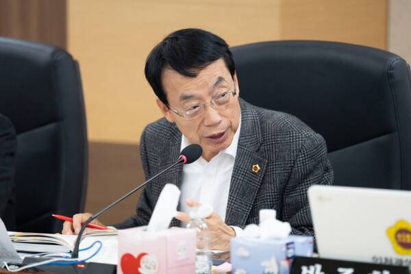 허식 인천시의원(국민의힘·동구)이 17일 건설교통위원회 회의실에서 인천도시공사 소관 업무에 대한 2025년도 행정사무감사를 하고 있다. 인천시의회 제공