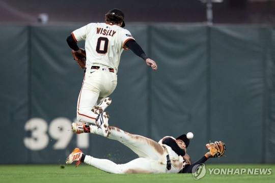 이정후가 넘어지며 포구하고 있다.