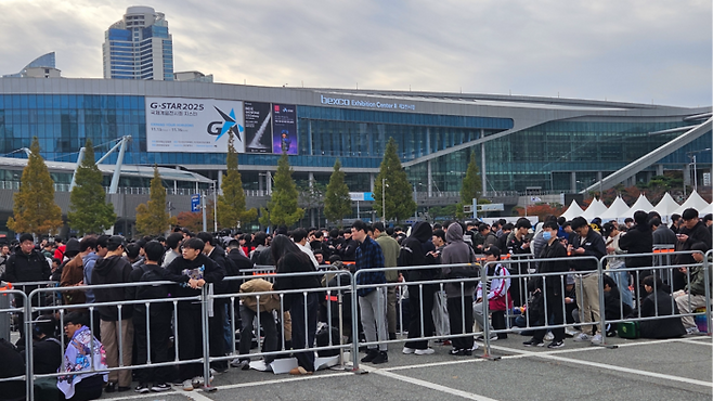게임축제 ‘지스타 2025’가 막을 올렸다. 13일 부산 해운대구 벡스코에 입장을 기다리는 방문객들의 대기열이 길게 늘어서 있다. [이가람 기자]