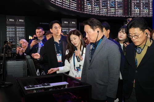 최태원 SK그룹 회장이 지난 1월 8일 오전(현지시간) CES 2025가 열리고 있는 미국 네바다주 라스베이거스 컨벤션센터 센트럴홀 SK 전시관을 방문하고 있다. [연합뉴스]