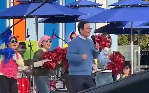 전국노래자랑 무대에 오른 문인 광주 북구청장 [연합뉴스]