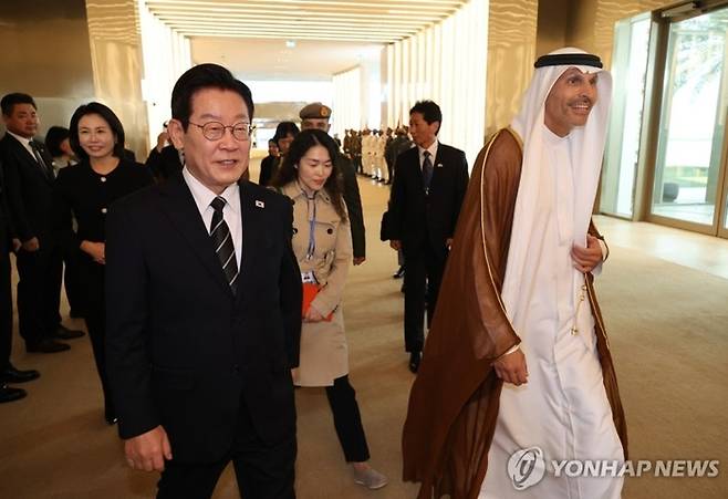 아랍에미리트(UAE)를 국빈 방문하는 이재명 대통령과 김혜경 여사가 17일(현지시간) 아부다비 왕실공항에 도착하고 있다. 2025.11.17 [사진출처=연합뉴스]