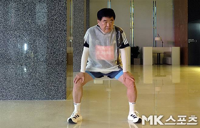 올해로 74세. 권오갑 HD 현대 명예회장 겸 한국프로축구연맹 총재가 ‘2025 MBN 서울마라톤’을 앞두고 몸을 풀고 있다. 그는 “세상에 마라톤만큼 정직한 스포츠는 없다”며 “나는 그런 마라톤이 참 좋다”고 말한다. 사진=이근승 기자