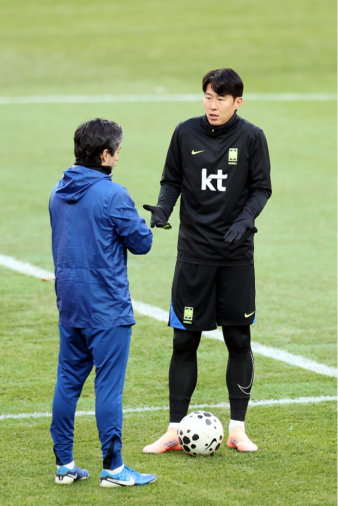 주앙 아로소 수석코치와 대화하는 손흥민. 가나와의 평가전을 하루 앞둔 한국 축구대표팀 주장 손흥민이 17일 서울 마포구 서울월드컵경기장에서 훈련하며 주앙 아로소 수석코치와 대화하고 있다. 사진=연합뉴스 제공