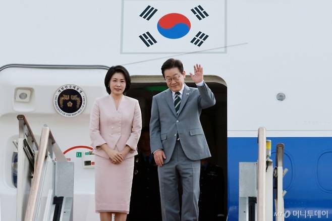 이재명 대통령과 김혜경 여사가 말레이시아 쿠알라룸푸르에서 열리는 아세안 정상회의에 참석하기 위해 26일 경기 성남 서울공항에 도착해 공군 1호기에 탑승해 인사하고 있다.  /사진=뉴시스