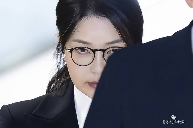 지난 8월6일 도이치모터스 주가조작 연루 의혹 등을 받는 김건희 여사가 서울 종로구 김건희 특검팀(특별검사 민중기) 사무실에서 피의자 신분으로 첫 조사를 마친 뒤 밖으로 나서고 있다. /사진=뉴시스