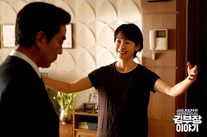 JTBC 드라마 '서울 자가에 대기업 다니는 김 부장 이야기'의 원작 소설을 집필한 송희구 작가가 드라마 중 마음에 들었던 장면을 꼽았다. /사진=JTBC