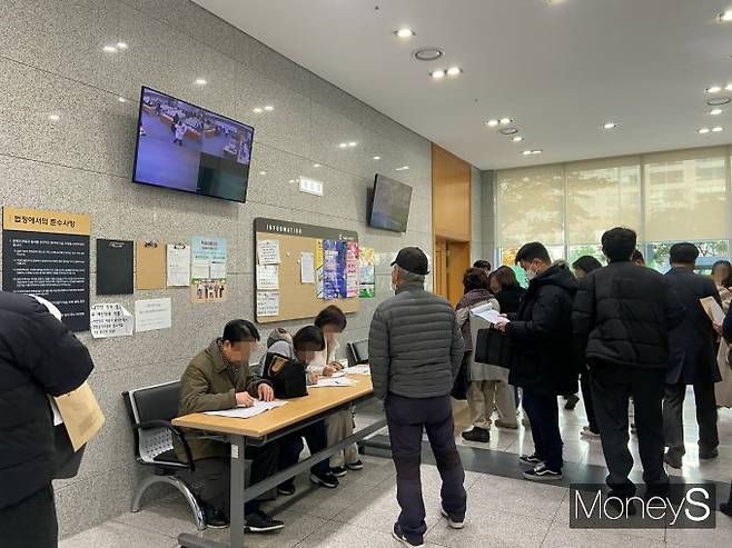 정부의 10·15 부동산 대책 이후 실거주 의무가 없고, 갭투자가 가능한 경매시장으로 관심이 쏠리고 있다. 이 같은 상황은 당분간 지속될 것으로 전망된다. 사진은 17일 오전 서울동부지방법원 법정동 101호 앞에서 경매를 기다리고 있는 사람들. /사진=최성원 기자