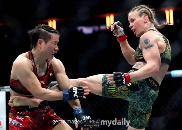 셰브첸코의 바디킥에 맞는 장 웨일리./게티이미지코리아