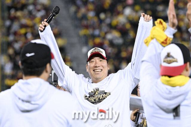 1일 서울 잠실야구장에서 열린 프로야구 LG 트윈스의 2025 한국시리즈 우승 세리머니 팬 감사 행사 '더 리턴 오브 챔피언스'(The Return of Champions)'. 김현수가 미소를 짓고 있다./마이데일리