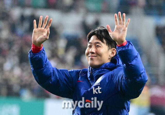 2025년 11월 14일 오후 대전월드컵경기장에서 대한민국과 볼리비아의 친선경기가 열렸다. 손흥민이 2-0으로 승리한 뒤 기뻐하고 있다./대전월드컵경기장=유진형 기자