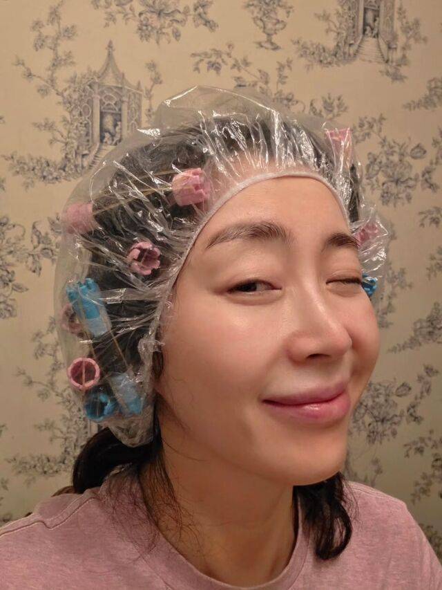 송윤아가 셀프 파마를 하는 일상을 공개했다. / 송윤아 인스타그램