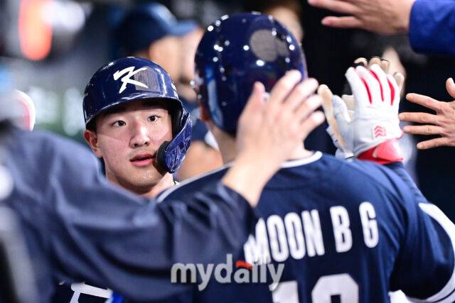 9일 오후 서울 구로구 고척스카이돔에서 진행된 '2025 NAVER K-BASEBALL SERIES' 대한민국-체코와의 평가전 경기. 대한민국 안현민이 3회초 1사 2,3루에서 내야 땅볼 때 득점을 올린 뒤 문보경과 하이파이브를 하고 있다./마이데일리