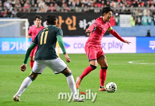 2025년 11월 14일 오후 대전월드컵경기장에서 대한민국과 볼리비아의 친선경기가 열렸다.손흥민이 공격하고 있다.