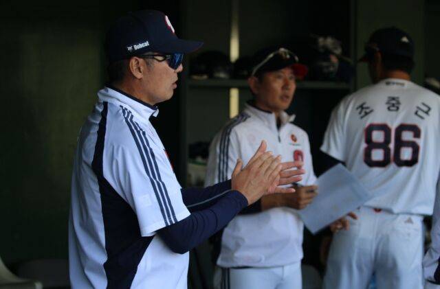 김원형 감독은 두산 선수단을 격려했다./두산 베어스