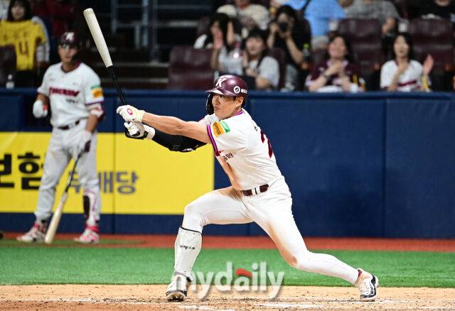 2025년 6월 18일 오후 서울 고척스카이돔에서 열린 '2025 신한 SOL뱅크 KBO 리그' SSG 랜더스와 키움 히어로즈의 경기. 키움 송성문이 3회말 선두타자 안타를 치고 있다./마이데일리