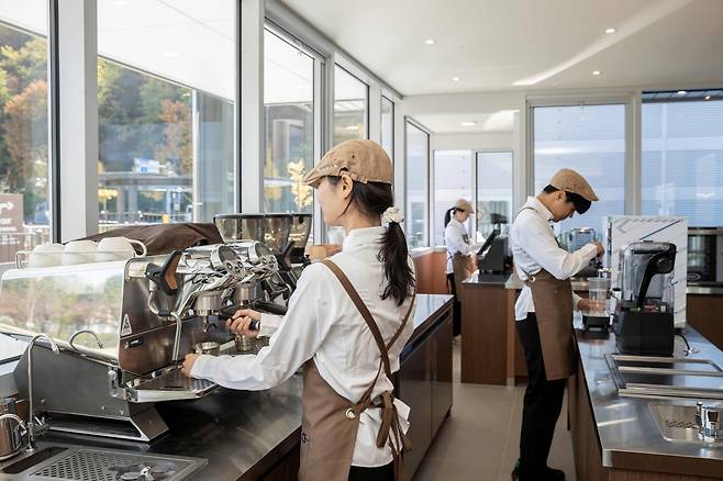 은평구에 새로 연 ‘에피소드’ 카페에서 자립준비 청년들이 커피를 만들고 있다. [은평구 제공]