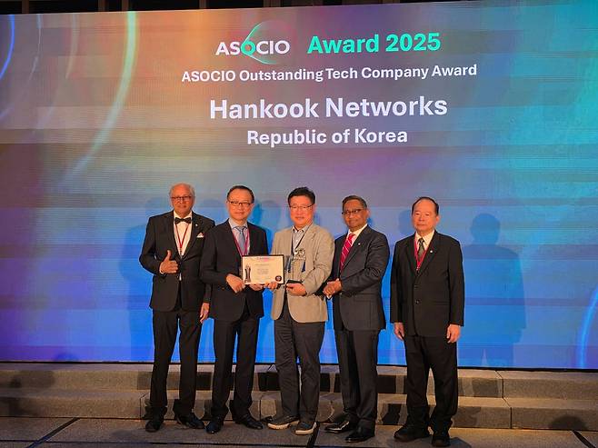 한국네트웍스가 11일 대만 타이베이에서 개최된 ‘ASOCIO 어워드 2025’에서 우수기술기업상을 수상한 가운데, 조영민 한국네트웍스 대표(가운데)가 ASOCIO 주요 관계자들과 기념촬영을 하고 있다. [한국네트웍스 제공]