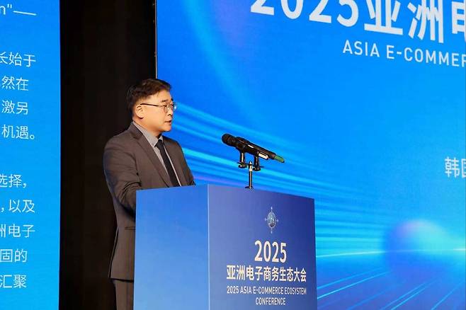 조성현 한국온라인쇼핑협회장이 14일 중국 산둥성 웨이하이 비하이이린두자 호텔에서 개최된 ‘2025 아시아 통신판매 비전 웨이하이 대회’에서 축사를 하고 있다. [한국온라인쇼핑협회 제공]