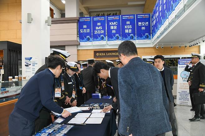 해운선사취업박람회에 참석한 학생들이 입장하기 전 안내사항을 듣고 있다 [국립한국해양대 제공]