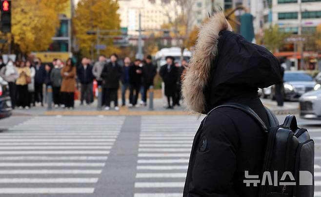 [서울=뉴시스] 이영환 기자 = 북쪽에서 찬 공기가 유입되면서 기온이 큰 폭으로 내려간 17일 오전 서울 종로구 광화문 네거리에서 두꺼운 옷을 입은 시민이 신호를 기다리고 있다. 2025.11.17. 20hwan@newsis.com
