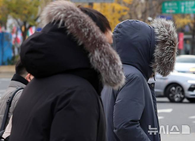 [서울=뉴시스] 이영환 기자 = 북쪽에서 찬 공기가 유입되면서 기온이 큰 폭으로 내려간 17일 오전 서울 종로구 광화문 네거리에서 두꺼운 옷을 입은 시민들이 출근길 발걸음을 재촉하고 있다. 2025.11.17. 20hwan@newsis.com