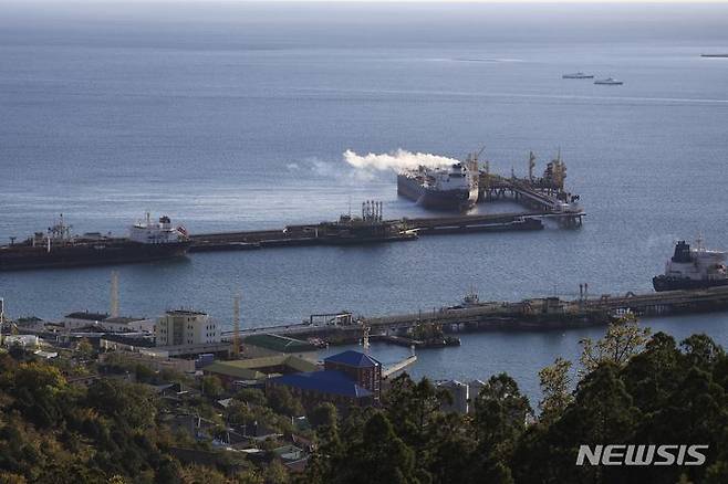 [노보로시스크=AP/뉴시스]우크라이나 공습으로 운영이 중단됐던 흑해 연안의 러시아 항구도시 노보로시스크가 원유 수출을 재개했다고 외신이 17일(현지 시간) 보도했다. 사진은 2022년 10월11일의 노보로시스크 셰스카리스 터미널. 2025.11.17.