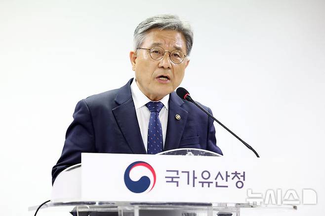 [서울=뉴시스] 박진희 기자 = 허민 국가유산청장이 17일 서울 종로구 국립고궁박물관에서 세곈문화유산 '종묘' 앞 세운재정비촉진계획 관련 입장 및 향후 대응 발표 기자간담회를 하고 있다. 2025.11.17. pak7130@newsis.com
