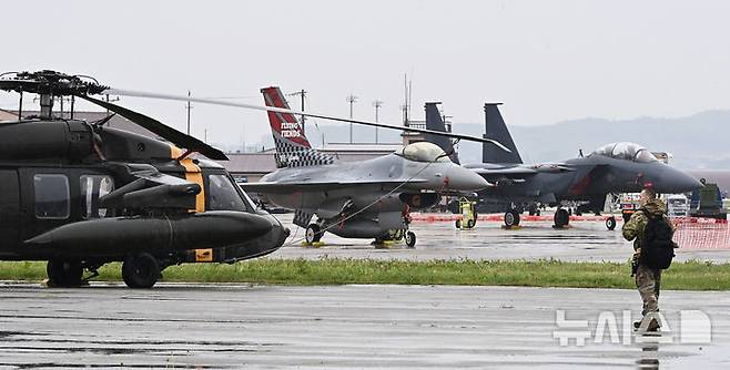 [평택=뉴시스] 김종택 기자 = 2025 오산 에어파워데이 미디어데이 행사가 열린 9일 경기 평택시 주한미군 오산공군기지에 미군 F-16 전투기 등 다양한 군용 항공기가 전시돼 있다. 2025.05.09. jtk@newsis.com (사진은 기사 내용과 관련 없음)