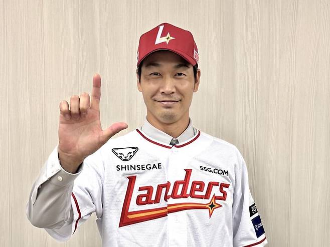 [서울=뉴시스] 프로야구 SSG 랜더스에 아시아쿼터 선수로 합류한 일본인 우완 투수 다케다 쇼타가 미소 짓고 있다. (사진=SSG 랜더스 제공) 2025.11.17. photo@newsis.com *재판매 및 DB 금지