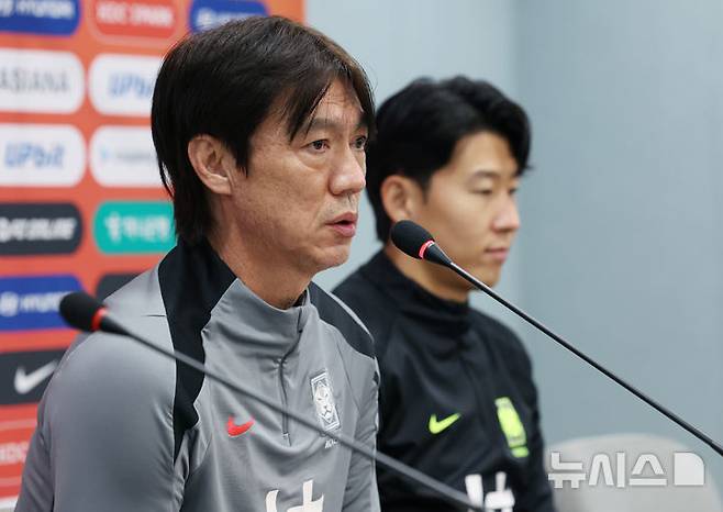 [서울=뉴시스] 김진아 기자 = 대한민국 축구대표팀 홍명보 감독이 가나와의 A매치 평가전을 앞두고 17일 서울 마포구 서울월드컵경기장에서 열린 기자회견에서 취재진의 질문에 답하고 있다. 2025.11.17. bluesoda@newsis.com