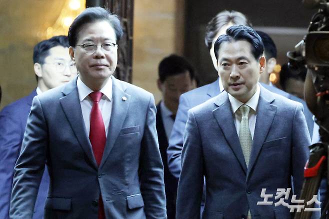 국민의힘 장동혁 대표와 송언석 원내대표(왼쪽)가 13일 서울 여의도 국회에서 열린 의원총회에 참석하고 있다. 윤창원 기자