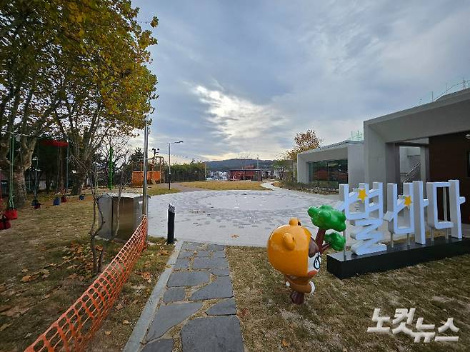 울산어린이독서체험관 건물 밖 야외에는 숲 등반(클라이밍)이 가능한 숲 마당, 가족이 '책 소풍(북 피크닉)'을 즐기는 잔디마당, 어린이 놀이마당으로 꾸며져 있다. 반웅규 기자