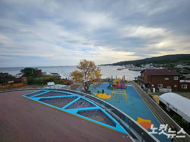 울산어린이독서체험관 옥상에서 바라본 당사리 해안마을 모습. 반웅규 기자