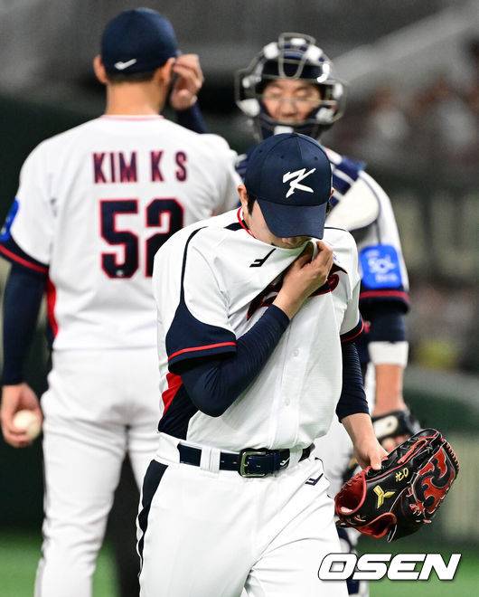 [OSEN=도쿄(일본), 조은정 기자] 16일 오후 일본 도쿄돔에서  ‘2025 NAVER K-BASEBALL SERIES’ 대한민국과 일본의 2차전 경기가 열렸다.한국은 정우주, 일본은 카네마루 유메토를 선발투수로 내세웠다.4회초 1사 만루에서 대한민국 오원석이 마운드를 내려가고 있다. 2025.11.16 /cej@osen.co.kr
