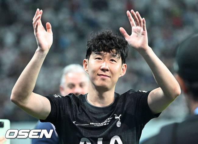 [OSEN=서울월드컵경기장, 이대선 기자] 3일 오후 서울월드컵경기장에서 쿠팡플레이 시리즈 2025 2경기, 토트넘 홋스퍼 FC와 뉴캐슬 유나이티드 FC의 프리시즌 친선경기가 열렸다.토트넘 손흥민의 고별전이자 양민혁과 뉴캐슬 박승수의 맞대결로 주목받는 이번 경기는 단순한 프리시즌 친선경기가 아닌, 전설의 마지막, 신예의 등장 교차점이라는 특별한 의미가 더해진다.경기 종료 후 토트넘 홋스퍼 손흥민이 관중석을 향해 인사를 하고 있다. 2025.08.03 /sunday@osen.co.kr