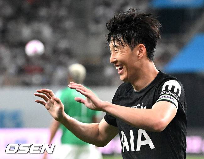 [OSEN=서울월드컵경기장, 이대선 기자] 3일 오후 서울월드컵경기장에서 쿠팡플레이 시리즈 2025 2경기, 토트넘 홋스퍼 FC와 뉴캐슬 유나이티드 FC의 프리시즌 친선경기가 열렸다.토트넘 손흥민의 고별전이자 양민혁과 뉴캐슬 박승수의 맞대결로 주목받는 이번 경기는 단순한 프리시즌 친선경기가 아닌, 전설의 마지막, 신예의 등장 교차점이라는 특별한 의미가 더해진다.전반 토트넘 홋스퍼 손흥민이 브레넌 존슨 선제골에 웃고 있다. 2025.08.03 /sunday@osen.co.kr