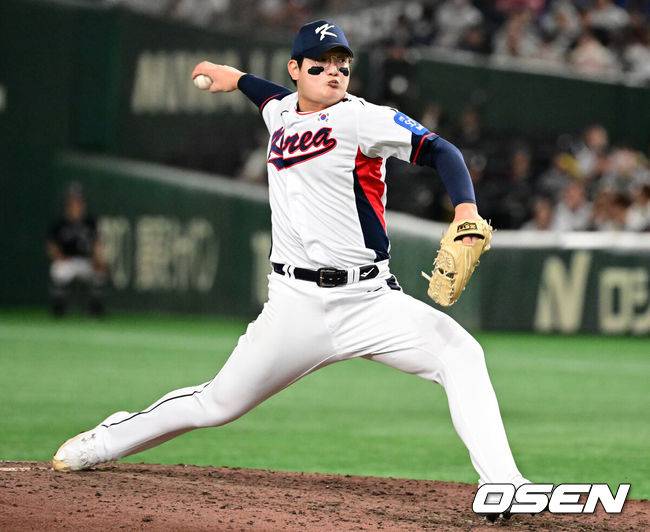 [OSEN=도쿄(일본), 조은정 기자] 16일 오후 일본 도쿄돔에서  ‘2025 NAVER K-BASEBALL SERIES’ 대한민국과 일본의 2차전 경기가 열렸다.한국은 정우주, 일본은 카네마루 유메토를 선발투수로 내세웠다.9회초 무사에서 대한민국 김서현이 역투하고 있다. 2025.11.16 /cej@osen.co.kr