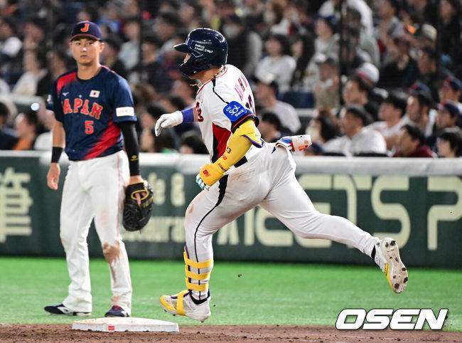 [OSEN=도쿄(일본), 조은정 기자] 국 야구 대표팀이 극적인 무승부를 거두며 한일전 연패를 10연패에서 막았다.&nbsp;한국은 16일 일본 도쿄도 도쿄돔에서 열린 ‘2025 NAVER K-BASEBALL SERIES’ 일본과의 2차전에서 7-7 무승부를 거뒀다. 2연전 시리즈 1무 1패를 기록한&nbsp;한국은 2015년 프리미어12 준결승전 4-3 승리 이후 성인 대표팀 기준(아시안게임 제외) 한일전에서 10연패를 기록했지만 처음으로 무승부를 만드는데 성공했다.8회말 1사에서 대한민국 안현민이 좌중월 솔로 홈런을 치고 그라운드를 돌고 있다. 2025.11.16 /cej@osen.co.kr