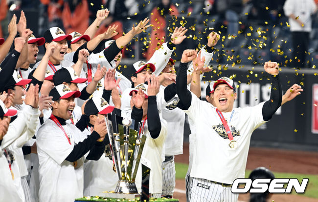 [OSEN=대전, 손용호 기자] 프로야구 LG 트윈스는 31일 대전 한화생명볼파크에서 열린 2025 신한 SOL뱅크 KBO 한국시리즈(7전 4선승제) 한화 이글스와의 5차전에서 4-1로 승리했다. 정규시즌 1위 LG는 시리즈 전적 4승 1패로 통합우승 금자탑을 쌓았다. LG의 통합우승은 1990년, 1994년, 2023년에 이은 통산 4번째로, 염경엽 감독은 2023년 부임 후 3년 사이 팀을 두 차례나 정상에&nbsp;올려놓는 위대한 업적을 달성했다. LG 김현수가 한국시리즈 MVP로 선정돼 기뻐하고 있다. 2025.10.31 /spjj@osen.co.kr