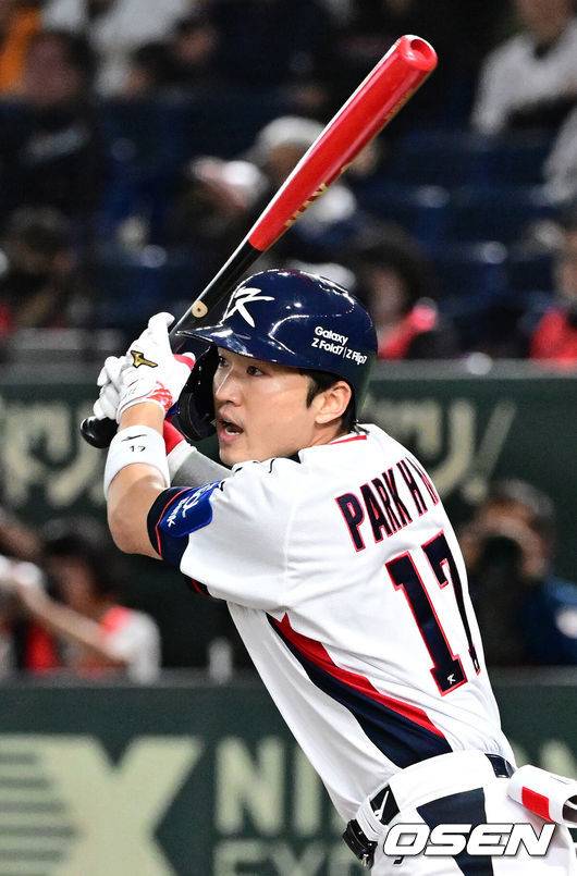 [OSEN=도쿄(일본), 조은정 기자] 16일 오후 일본 도쿄돔에서  ‘2025 NAVER K-BASEBALL SERIES’ 대한민국과 일본의 2차전 경기가 열렸다.한국은 정우주, 일본은 카네마루 유메토를 선발투수로 내세웠다.3회말 무사 1루에서 대한민국 박해민이 좌전 2루타를 치고 있다. 2025.11.16 /cej@osen.co.kr