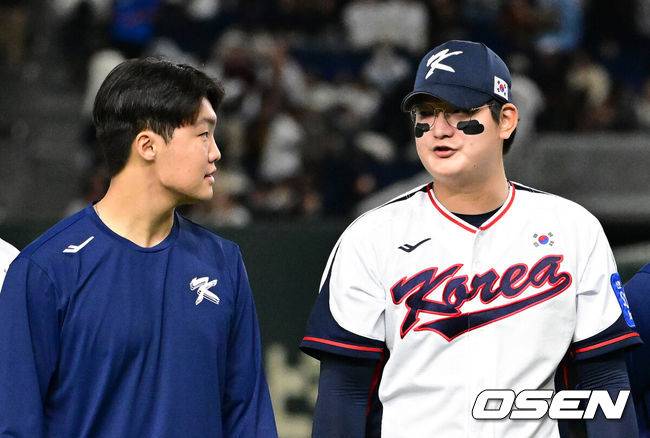 [OSEN=도쿄(일본), 조은정 기자] 대한민국 야구 대표팀이 극적인 무승부를 거두며 한일전 연패를 10연패에서 막았다.&nbsp;한국은 16일 일본 도쿄도 도쿄돔에서 열린 ‘2025 NAVER K-BASEBALL SERIES’ 일본과의 2차전에서 7-7 무승부를 거뒀다. 2연전 시리즈 1무 1패를 기록한&nbsp;한국은 2015년 프리미어12 준결승전 4-3 승리 이후 성인 대표팀 기준(아시안게임 제외) 한일전에서 10연패를 기록했지만 처음으로 무승부를 만드는데 성공했다.경기 종료 후 대한민국 정우주와 김서현이 이야기를 나누고 있다. 2025.11.16 /cej@osen.co.kr