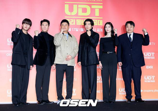 [OSEN=이대선 기자] 17일 오후 서울 광진구 풀만 앰버서더 서울 이스트폴에서 쿠팡플레이 X 지니 TV 오리지널 시리즈 'UDT: 우리 동네 특공대' 제작발표회가 열렸다.‘UDT: 우리 동네 특공대’는 나라를 지키기 위해서도 아니요, 지구평화엔 더더욱 관심 없는 오직 내 가족과 우리 동네를 위해 뭉친 예비역 특공대의 유쾌하고 짜릿한 이야기다.배우 이정하, 진선규, 조웅 감독, 윤계상, 김지현, 고규필이 포토타임을 가지고 있다. 2025.11.17 /sunday@osen.co.kr