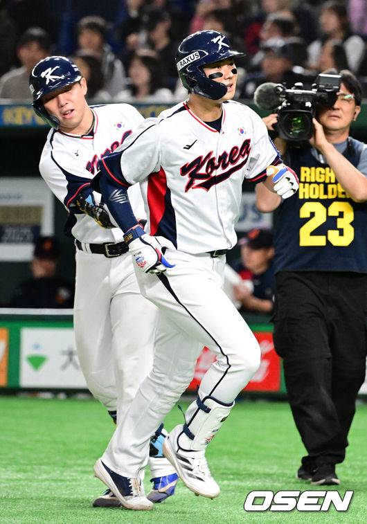 [OSEN=도쿄(일본), 조은정 기자] 16일 오후 일본 도쿄돔에서  ‘2025 NAVER K-BASEBALL SERIES’ 대한민국과 일본의 2차전 경기가 열렸다.한국은 정우주, 일본은 카네마루 유메토를 선발투수로 내세웠다.9회말 2사에서 대한민국 김주원이 우중월 솔로 홈런을 치고 홈을 밟고 있다. 2025.11.16 /cej@osen.co.kr