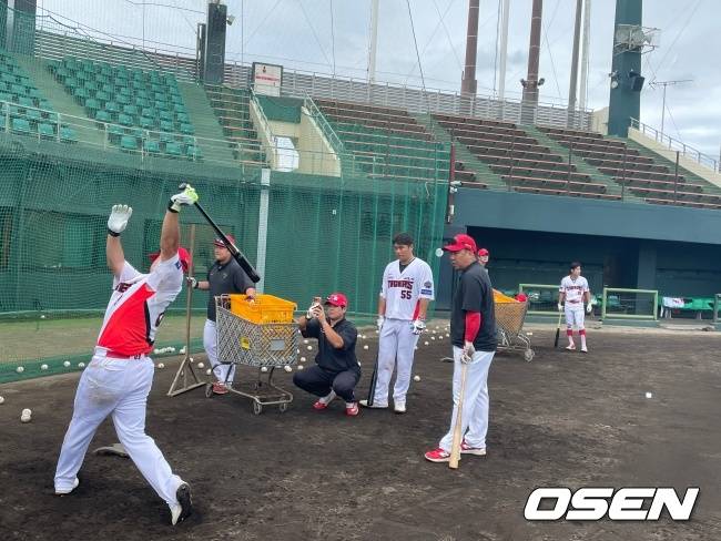 이범호 감독이 타격을 지도하고 있다./OSEN DB