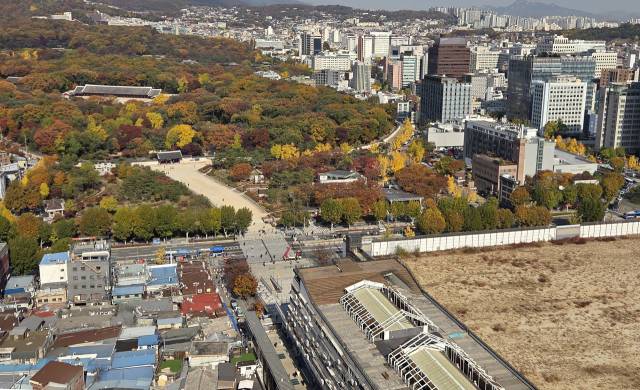 ▲국가유산청이 유네스코 세계유산인 종묘 인근 세운4구역 재개발 사업에 문제를 제기한 데 대해 이 일대 토지주들이 "국가유산청이 재개발을 불가능하게 한다면 부당한 행정 행위에 대한 책임을 물어 손해배상·직권남용 등 민형사상의 책임을 물을 것"이라며 반발했다. 사진은 11일 서울 종묘와 세운4구역 모습. ⓒ연합뉴스