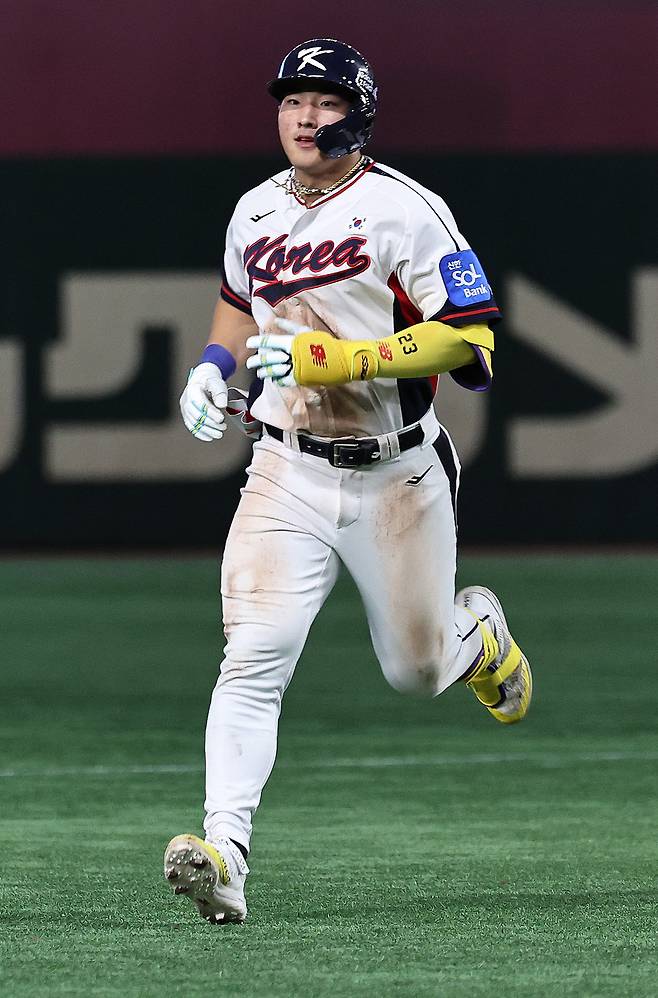 16일 일본 도쿄돔에서 열린 월드베이스볼클래식(WBC) 대비 평가전 '2025 케이 베이스볼 시리즈(K-BASEBALL SERIES)' 일본과의 2차전 경기. 대한민국 안현민이 8회말 1사 주자없는 상황 솔로홈런을 치고 그라운드를 돌고 있다. 뉴스1