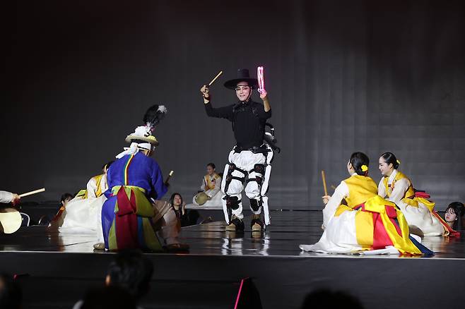 G아티언스 커넹팅위크 오프닝 퍼포먼스에서 공경철 카이스트 교수가&nbsp;엔젤로보틱스 로봇을 착용하고 안무하고 있다. 카이스트 제공