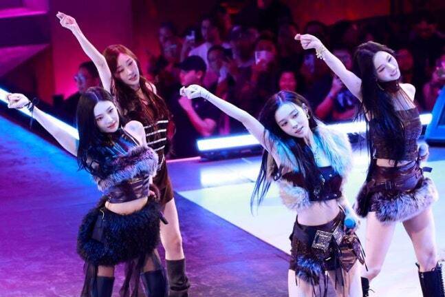 에스파가 지난 13일(현지시간) 미국 로스앤젤레스에서 생중계한 '아마존 뮤직 라이브'에서 무대를 펼치고 있다.